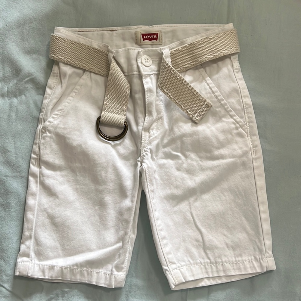 White Levis shorts with belt